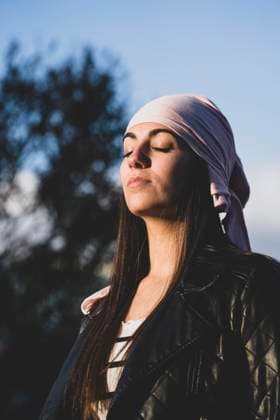 IMAGO Creative: Brustkrebsmonat Young beautiful woman with cancer bandana Copyright: xDavidxAguerox Model Released