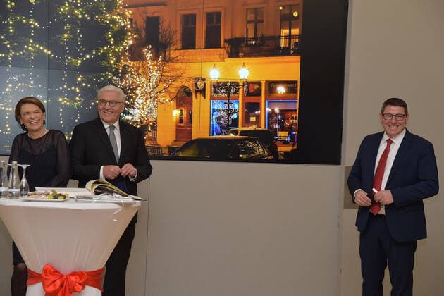 Weihnachten mit dem Bundespräsidenten Elke Büdenbender, Juristin Frank-Walter Steinmeier, SPD , Andre Stahl,Bügermeister der Stad Bernau Weihnachten mit dem Bundespräsidenten in der Evangelischen Kirche St.Marien in Bernau bei Berlin am 15.12.2020