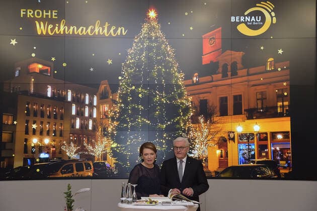 Weihnachten mit dem Bundespräsidenten Elke Büdenbender, Juristin, Frank-Walter Steinmeier, SPD Weihnachten mit dem Bundespräsidenten in der Evangelischen Kirche St.Marien in Bernau bei Berlin am 15.12.2020
