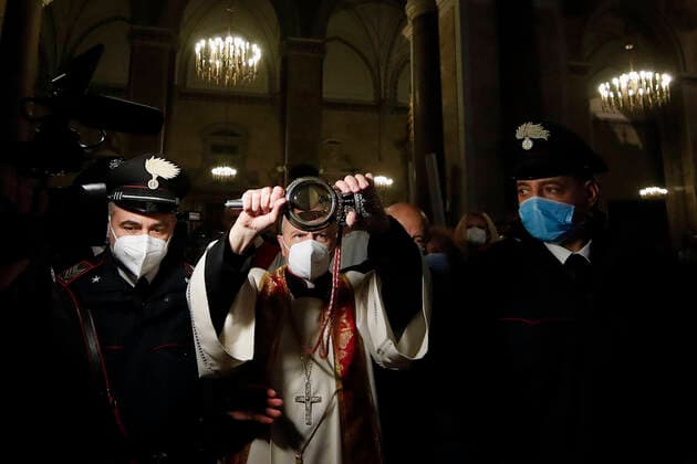Bilder des Jahres 2020, News 12 Dezember Monsignor Vincenzo De Gregorio, abbot of the chapel of San Gennaro, attends the so-called liquefaction of the blood of Saint Januarius (Saint Gennaro) during the miracle announcement in the Cathedral of Naples, Italy, 16 December 2020. Not even the second mass was needed to melt the blood of San Gennaro. At the end of the further celebration, the miracle did not occur. 16 Dec 2020  Copyright: xSalvatorexLaportax xIPAx xKontrolabx