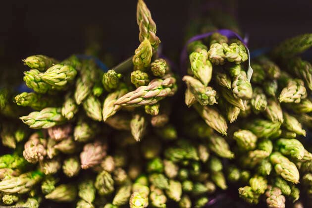 Full frame shot of fresh asparagus arranged in supermarket , model released Copyright: xMaskotx , MA44546