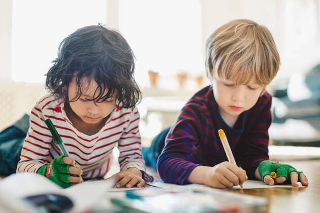 IMAGO Kreativ: Bildung, Kunsterziehung Friends lying on floor while coloring in books at home , model released, property released Copyright: xMaskotx , MA45178