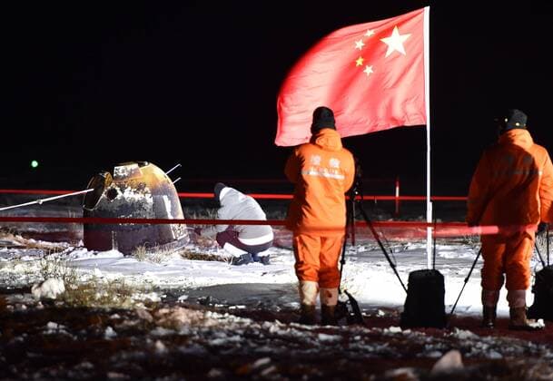Bilder des Jahres 2020, News 12 Dezember (201217) -- SIZIWANG BANNER, Dec. 17, 2020 -- Staff members work at the landing site of the return capsule of China s Chang e-5 probe in Siziwang Banner, north China s Inner Mongolia Autonomous Region, on Dec. 17, 2020. The return capsule of China s Chang e-5 probe touched down on Earth in the early hours of Thursday, bringing back the country s first samples collected from the moon, as well as the world s freshest lunar samples in over 40 years. ) (EyesonSci)CHINA-INNER MONGOLIA-SIZIWANG BANNER-CHANG E-5-RETURN CAPSULE-LANDING (CN) RenxJunchuan 