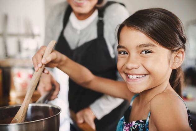 IMAGO Creative: Clickbait, Rezepte und Kochen Portrait of happy girl cooking food with grandmother in kitchen , model released Copyright: xMaskotx , MA47485