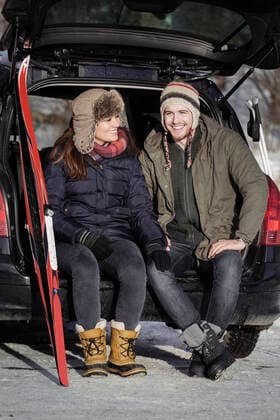 Happy couple talking while sitting on car trunk , model released Copyright: xMaskotx , MA48612