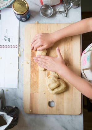 IMAGO Creative: Clickbait, Rezepte und Kochen Cropped image of girl making dough on cutting board at kitchen , model released Copyright: xMaskotx , MA48700