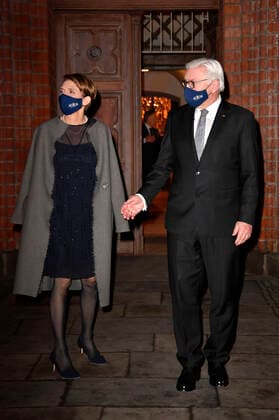 Bundespräsident Frank-Walter Steinmeier mit Ehefrau Elke Büdenbender beim Fototermin vor der Aufzeichnung der ZDF-Sendung Weihnachten mit dem Bundespräsidenten aus der Kirche St. Marien. Bernau bei Berlin, 16.12.2020