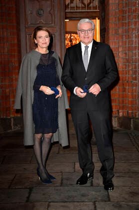 Bundespräsident Frank-Walter Steinmeier mit Ehefrau Elke Büdenbender beim Fototermin vor der Aufzeichnung der ZDF-Sendung Weihnachten mit dem Bundespräsidenten aus der Kirche St. Marien. Bernau bei Berlin, 16.12.2020