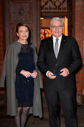 Bundespräsident Frank-Walter Steinmeier mit Ehefrau Elke Büdenbender beim Fototermin vor der Aufzeichnung der ZDF-Sendung Weihnachten mit dem Bundespräsidenten aus der Kirche St. Marien. Bernau bei Berlin, 16.12.2020