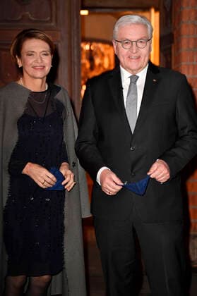 Bundespräsident Frank-Walter Steinmeier mit Ehefrau Elke Büdenbender beim Fototermin vor der Aufzeichnung der ZDF-Sendung Weihnachten mit dem Bundespräsidenten aus der Kirche St. Marien. Bernau bei Berlin, 16.12.2020