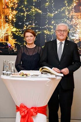 Bundespräsident Frank-Walter Steinmeier und Ehefrau Elke Büdenbender tragen sich nach der Aufzeichnung der ZDF-Sendung Weihnachten mit dem Bundespräsidenten in das Goldene Buch der Stadt ein. Bernau bei Berlin, 16.12.2020