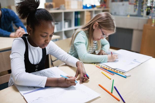 IMAGO Creative: Bildung, Schreiben Schoolgirls studying at desk in classroom , model released, property released Copyright: xMaskotx , MA51343