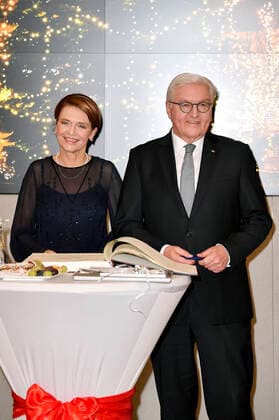 Bundespräsident Frank-Walter Steinmeier und Ehefrau Elke Büdenbender tragen sich nach der Aufzeichnung der ZDF-Sendung Weihnachten mit dem Bundespräsidenten in das Goldene Buch der Stadt ein. Bernau bei Berlin, 16.12.2020