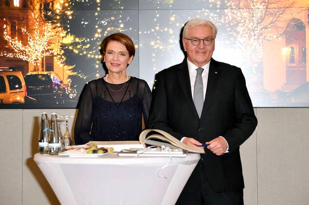Bundespräsident Frank-Walter Steinmeier und Ehefrau Elke Büdenbender tragen sich nach der Aufzeichnung der ZDF-Sendung Weihnachten mit dem Bundespräsidenten in das Goldene Buch der Stadt ein. Bernau bei Berlin, 16.12.2020