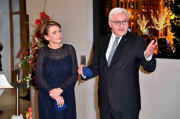 Bundespräsident Frank-Walter Steinmeier und Ehefrau Elke Büdenbender tragen sich nach der Aufzeichnung der ZDF-Sendung Weihnachten mit dem Bundespräsidenten in das Goldene Buch der Stadt ein. Bernau bei Berlin, 16.12.2020