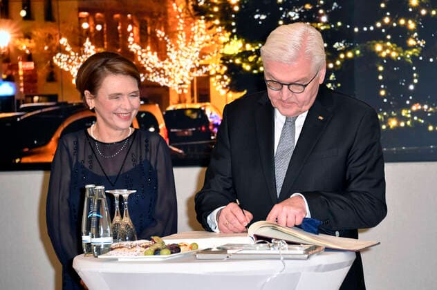 Bundespräsident Frank-Walter Steinmeier und Ehefrau Elke Büdenbender tragen sich nach der Aufzeichnung der ZDF-Sendung Weihnachten mit dem Bundespräsidenten in das Goldene Buch der Stadt ein. Bernau bei Berlin, 16.12.2020