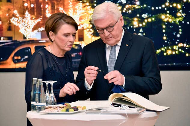 Bundespräsident Frank-Walter Steinmeier und Ehefrau Elke Büdenbender tragen sich nach der Aufzeichnung der ZDF-Sendung Weihnachten mit dem Bundespräsidenten in das Goldene Buch der Stadt ein. Bernau bei Berlin, 16.12.2020