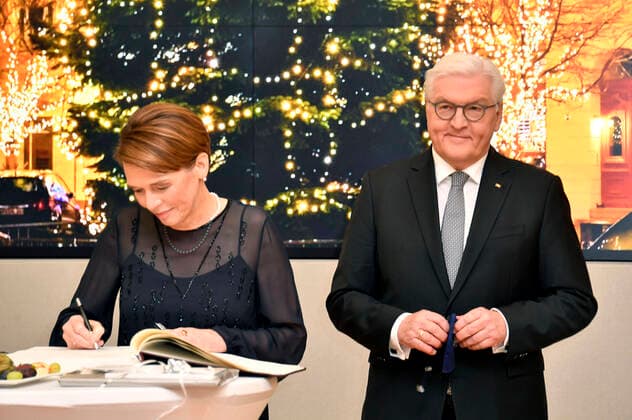 Bundespräsident Frank-Walter Steinmeier und Ehefrau Elke Büdenbender tragen sich nach der Aufzeichnung der ZDF-Sendung Weihnachten mit dem Bundespräsidenten in das Goldene Buch der Stadt ein. Bernau bei Berlin, 16.12.2020
