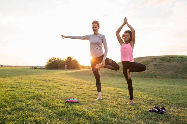 IMAGO Creative: Internationaler Frauenmonat, Gesundheit, Frauen in der Menopause Daughter and mother practicing yoga on grass at park against sky during sunset , model released Copyright: xKentarooxTrymanx , MA52287