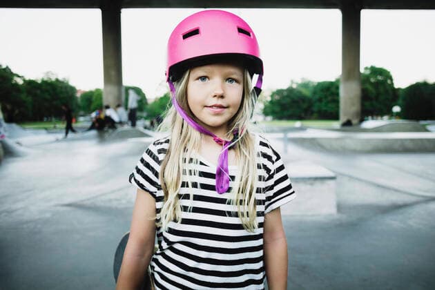 IMAGO Creative: Stadt-Dichotomien Portrait of smiling girl wearing pink helmet standing at skateboard park , model released Copyright: xMaskotx , MA53695
