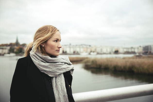 IMAGO Creative: Wintersport, Mode Thoughtful mid adult businesswoman on bridge over river , model released Copyright: xMaskotx , MA54321