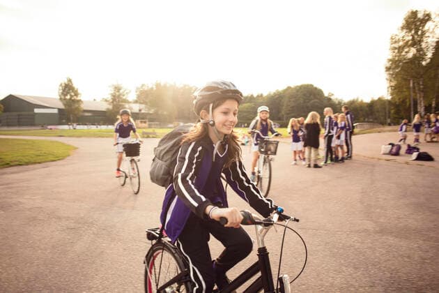 IMAGO Creative: Lokalhelden - Jugendsportbildung Girl cycling on footpath with friends against sky , model released Copyright: xMaskotx , MA55755