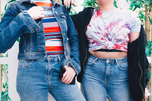 IMAGO Creative: Clickbait, Modetrends Midsection of hipster female friends standing against fence , model released Copyright: xMaskotx , MA56719
