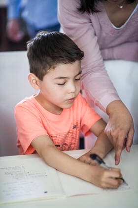 IMAGO Creative: Bildung, Schreiben Midsection of mother assisting son in homework at home , model released Copyright: xMaskotx , MA57667