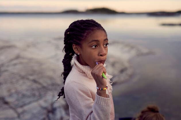 Girl brushing teeth at beach during sunset , model released Copyright: xMaskotx , MA57717