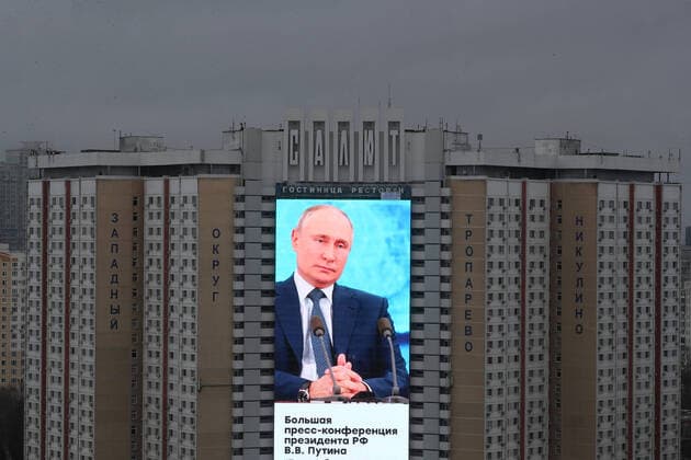 Bilder des Jahres 2020, News 12 Dezember News Bilder des Tages MOSCOW, RUSSIA - DECEMBER 17, 2020: A live broadcast of the 16th annual end-of-year news conference by Russia s President Vladimir Putin on a huge screen installed on the facade of the Salyut Hotel. Anton Novoderezhkin TASS  TS0F1F01