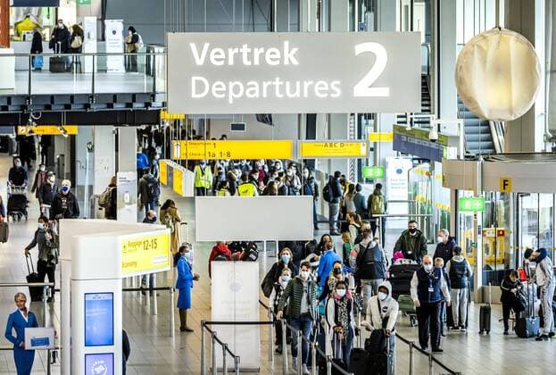 Travellers in the departure hall of Schiphol Amsterdam Airport, Thursday December 17. It is too busy at the airport, which is why the airport manager advises not to travel temporarily. ANP REMKO DE WAAL Copyright: xHollandsexHoogtex xxANPx x426323176x