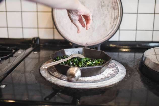 IMAGO Creative: Gesundheit, Stille Cropped hand of chef cooking kale in pan on stove at restaurant kitchen , model released, property released Copyright: xMaskotx , MA61496