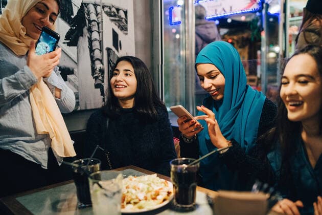 IMAGO Creative: Kollidierende Kulturen Happy multi-ethnic female friends enjoying at cafe , model released Copyright: xMaskotx , MA62001