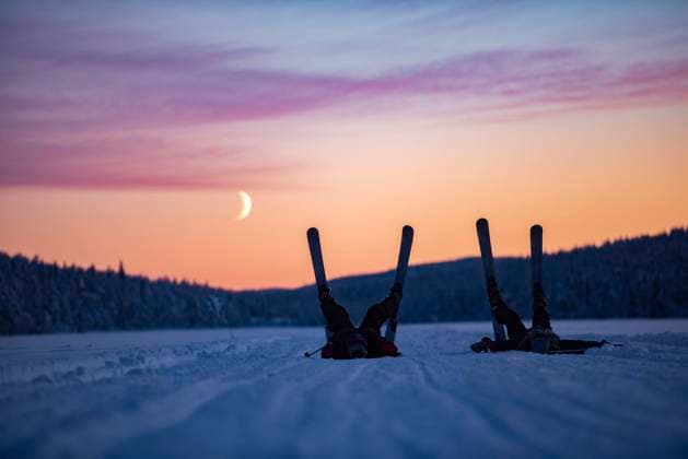 IMAGO Creative: Countdown bis Weihnachten, Nach Hause reisen Skiing on the frozen lake at Torassieppi at sunset, Lapland, Finland Torassieppi Europe Lapland Finland Copyright: xMatthewxWilliams-Ellisx MWE_20448