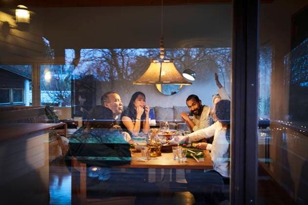 IMAGO Creative: Landleben - Essen Multi-generation family talking while having dinner at table seen through window , model released, property released Copyright: xMaskotx , MA62669
