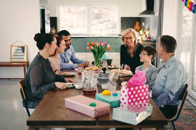 IMAGO Creative: Internationaler Frauentag, Mental Load und Care-Arbeit Happy multi-generation family enjoying at table during birthday party , model released, property released Copyright: xMaskotx , MA63332
