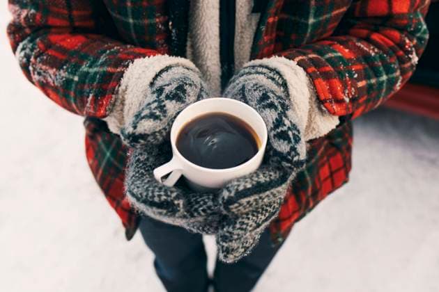 IMAGO Creative: Wintersport, Mode Midsection of man holding coffee cup while standing on snow , model released Copyright: xMaskotx , MA64145