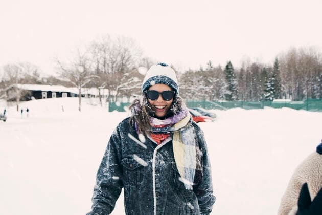 IMAGO Creative: Wintersport, Mode Portrait of mid adult woman standing on snow covered field , model released Copyright: xMaskotx , MA64151