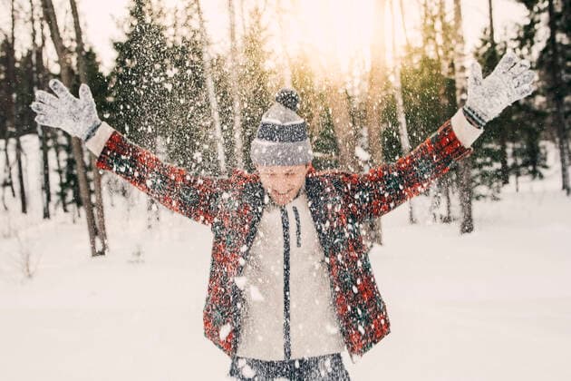 IMAGO Creative: Wintersport, Mode Happy mid adult man playing with snow on snow covered field , model released Copyright: xMaskotx , MA64155