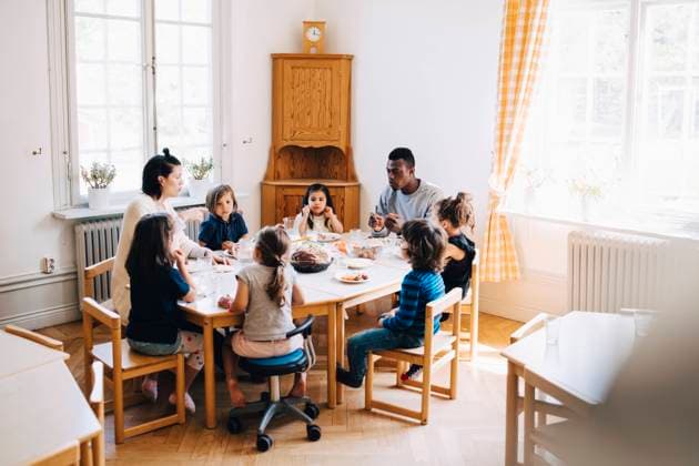 Teachers and students eating lunch at table in kindergarten classroom , model released, property released Copyright: xMaskotx , MA65840