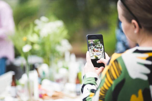 IMAGO Creative: Landleben - Essen Cropped image of woman photographing dining table through mobile phone in backyard , model released, property released Copyright: xMaskotx , MA66923