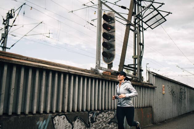 IMAGO Creative: Neue Aussichten Young sportswoman jogging on footbridge in city , model released Copyright: xMaskotx , MA67305
