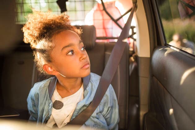 IMAGO Creative: Klimawandel - Zukunft und Innovation Girl looking through window while sitting in electric car , model released Copyright: xMaskotx , MA68591