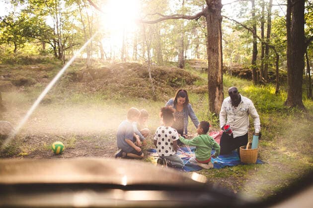 IMAGO Creative: Landleben - Essen Multi-ethnic family enjoying picnic at park , model released Copyright: xMaskotx , MA68607