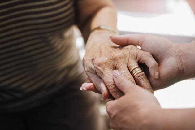 IMAGO Creative: Zivildienst und ehrenamtliches Engagement Cropped image of elderly care nurse holding hand of senior woman at nursing home , model released, property released Copyright: xKentarooxTrymanx , MA68827