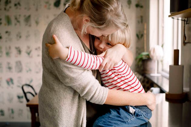 IMAGO Creative: Mutterschaft Loving daughter embracing mother while sitting on kitchen counter at home , model released, property released Copyright: xMaskotx , MA69001