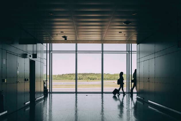 IMAGO Creative: Dichotomien, Reflexionen - Architektur Full length of silhouette female business colleagues walking in corridor at airport , model released, property released Copyright: xMaskotx , MA69075