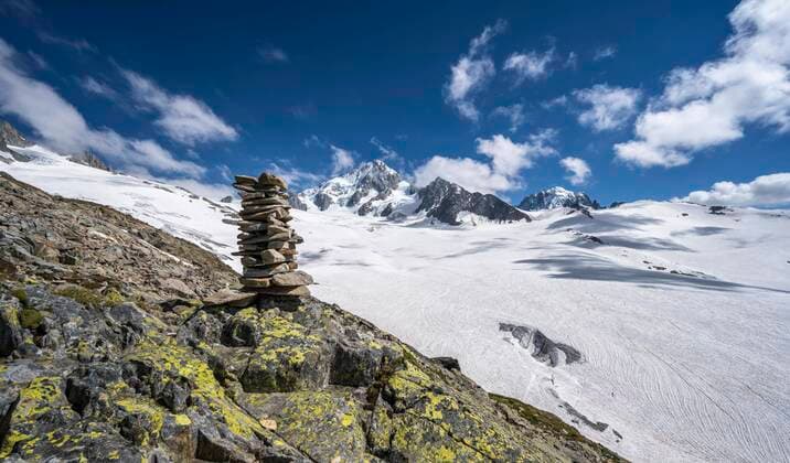 Steinmännchen am Wanderweg, Glacier du Tour, Gletscher und Berggipfel, Hochalpine Landschaft, links Aiguille du Chardonnet, Chamonix, Haute-Savoie, Frankreich, Europa Copyright: imageBROKER/MoritzxWolf ibxmmw05900760.jpg