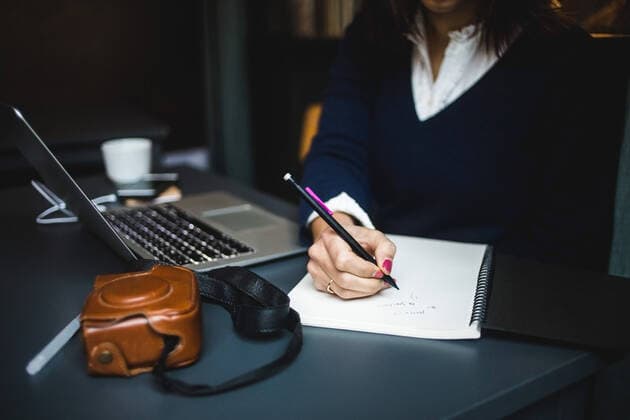 IMAGO Creative: Bildung, Schreiben Midsection of businesswoman writing in diary at desk , model released, property released Copyright: xMaskotx , MA70049