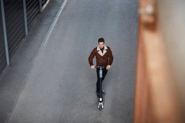 IMAGO Creative: Corporate: Klimaschutz, Digitalisierung und Urbanisierung High angle view of teenage boy riding electric push scooter on street in city , model released Copyright: xMaskotx , MA71026